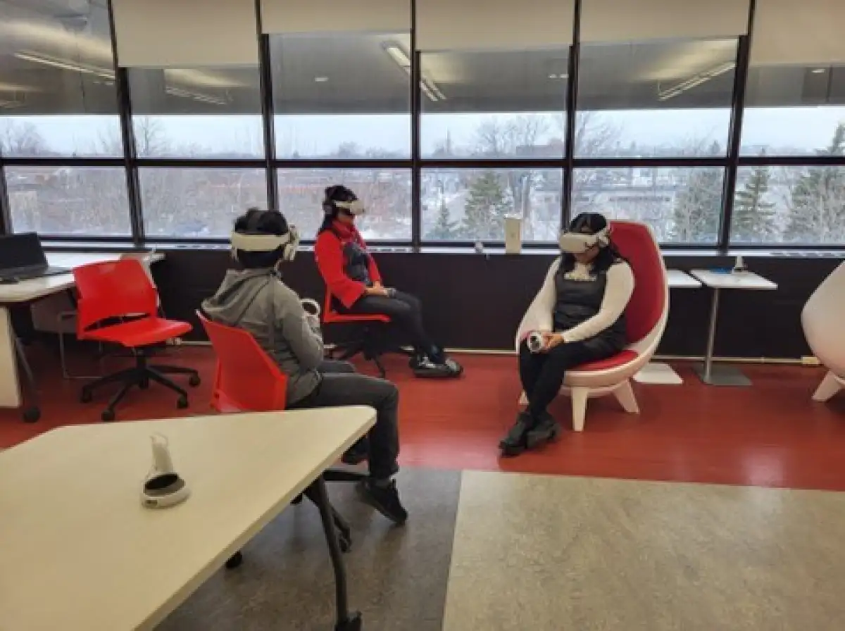 Personnes étudiantes assises pendant une activité de réalité virtuelle