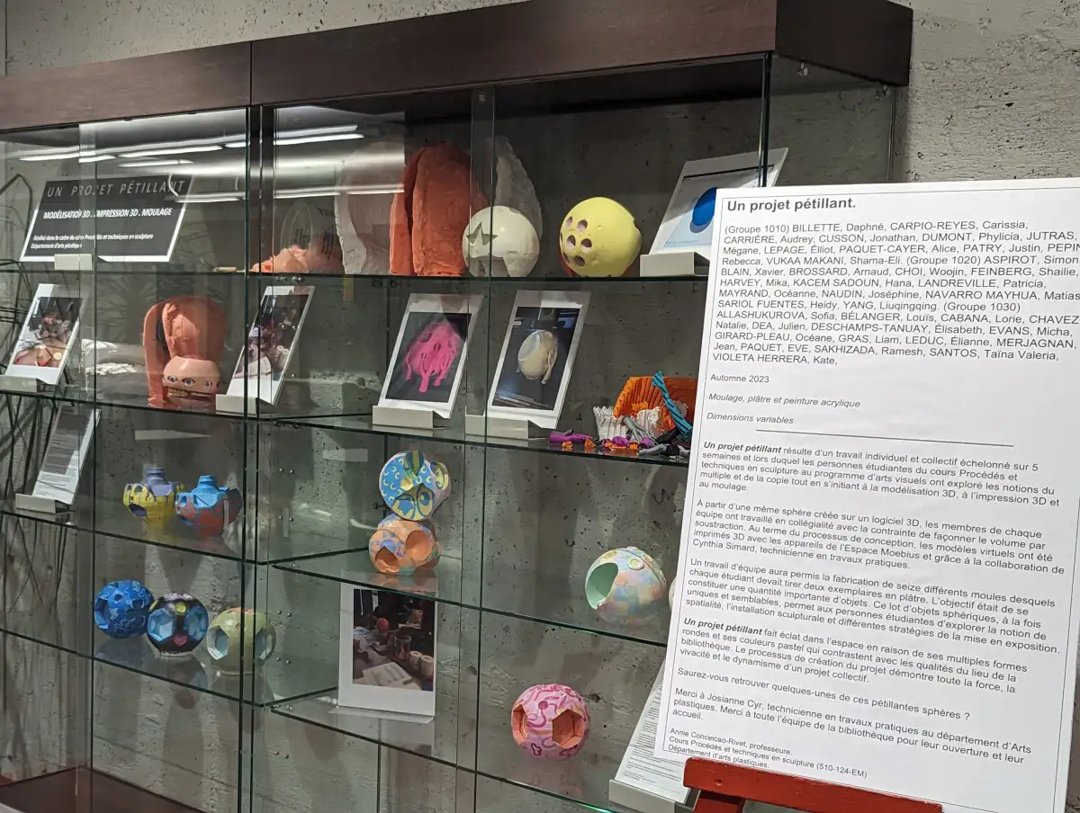 Exposition de modèles 3D dans une vitrine