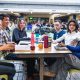 Étudiants dans la cafétéria