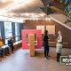 Personnes étudiantes dans les corridors