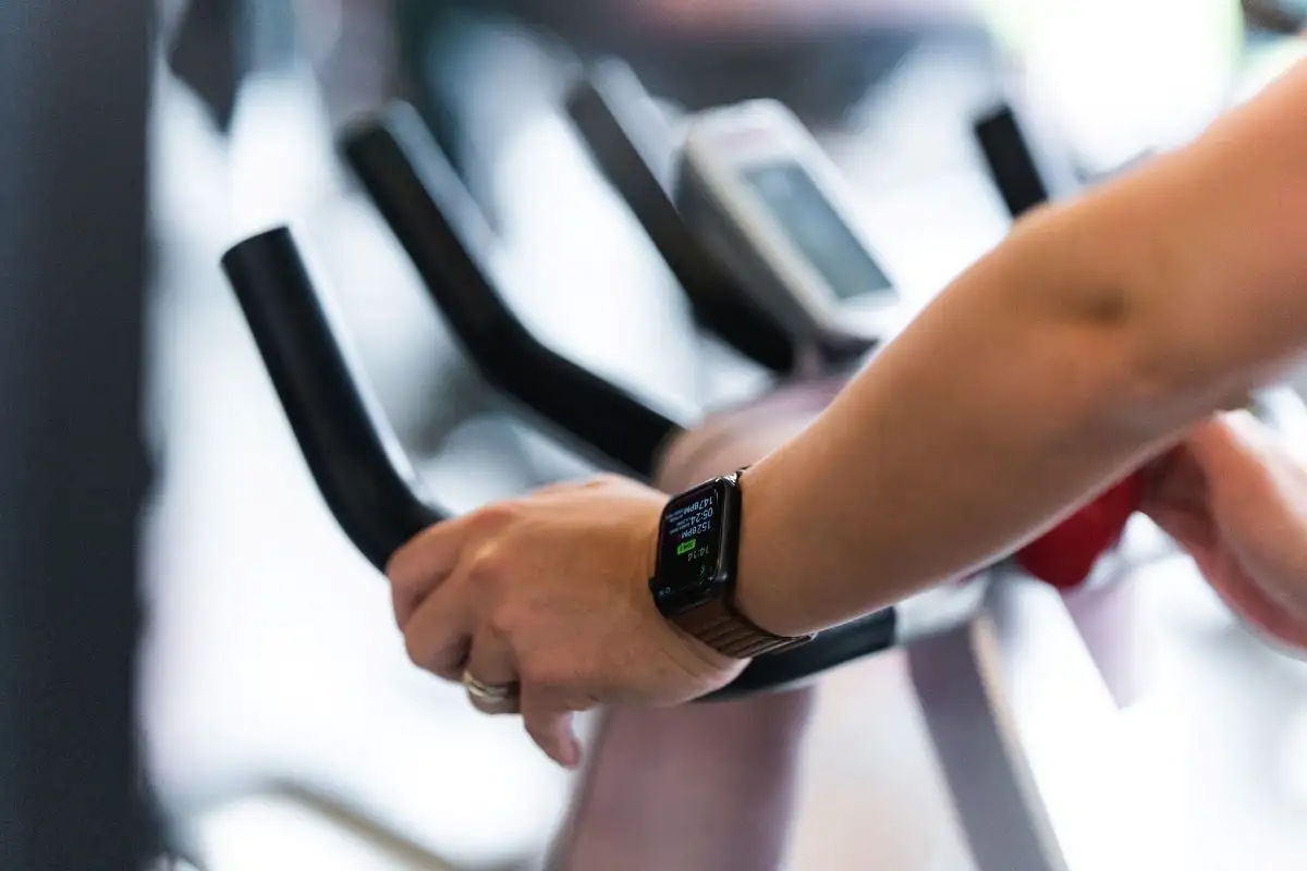 Main sur un appareil d'entrainement