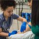 Étudiante en soins infirmiers qui fait une prise de sang