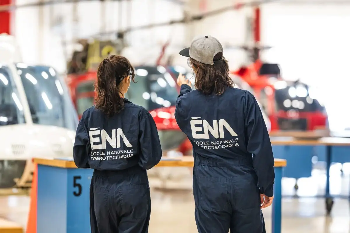 Deux personnes étudiantes dans les hangars de l'ÉNA