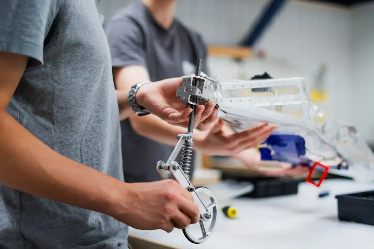 Personnes étudiantes qui font des manipulations de matériel aéronautique