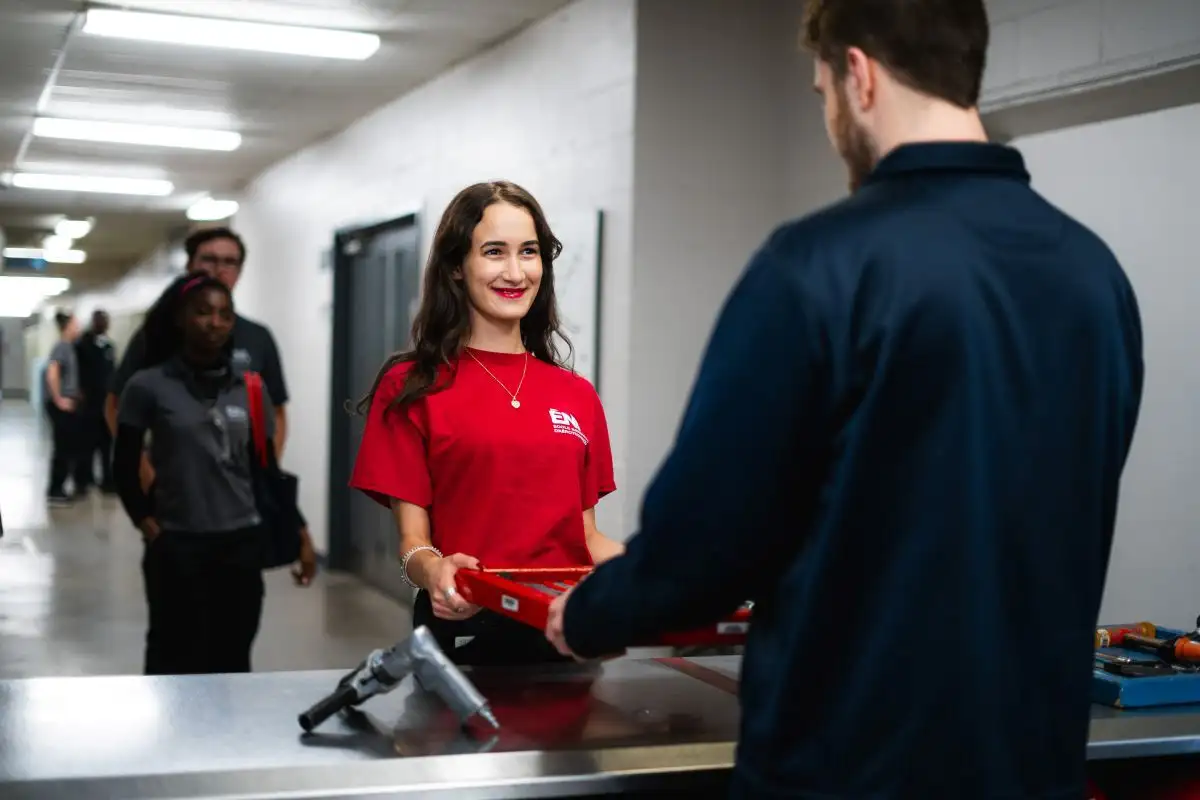 Étudiante qui se présente au magasin de l'ÉNA