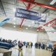 Personnes dans un hangar