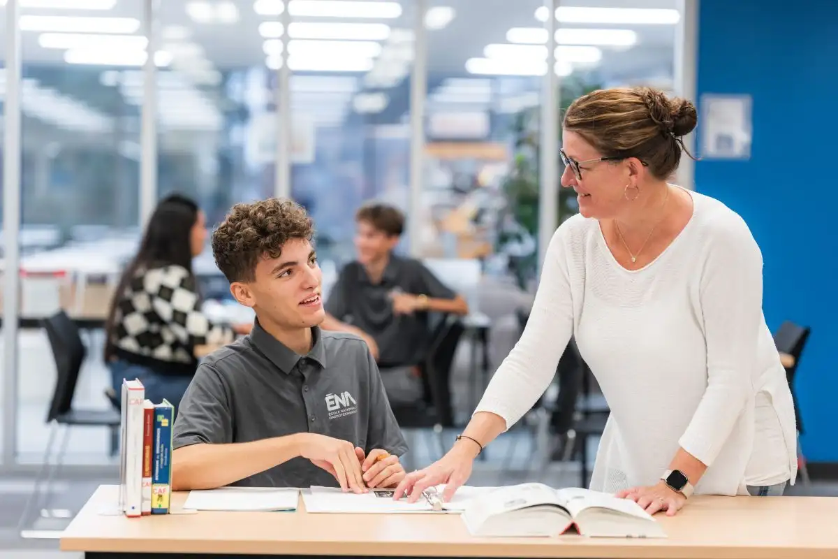 Étudiant et enseignante au centre d'étude en français