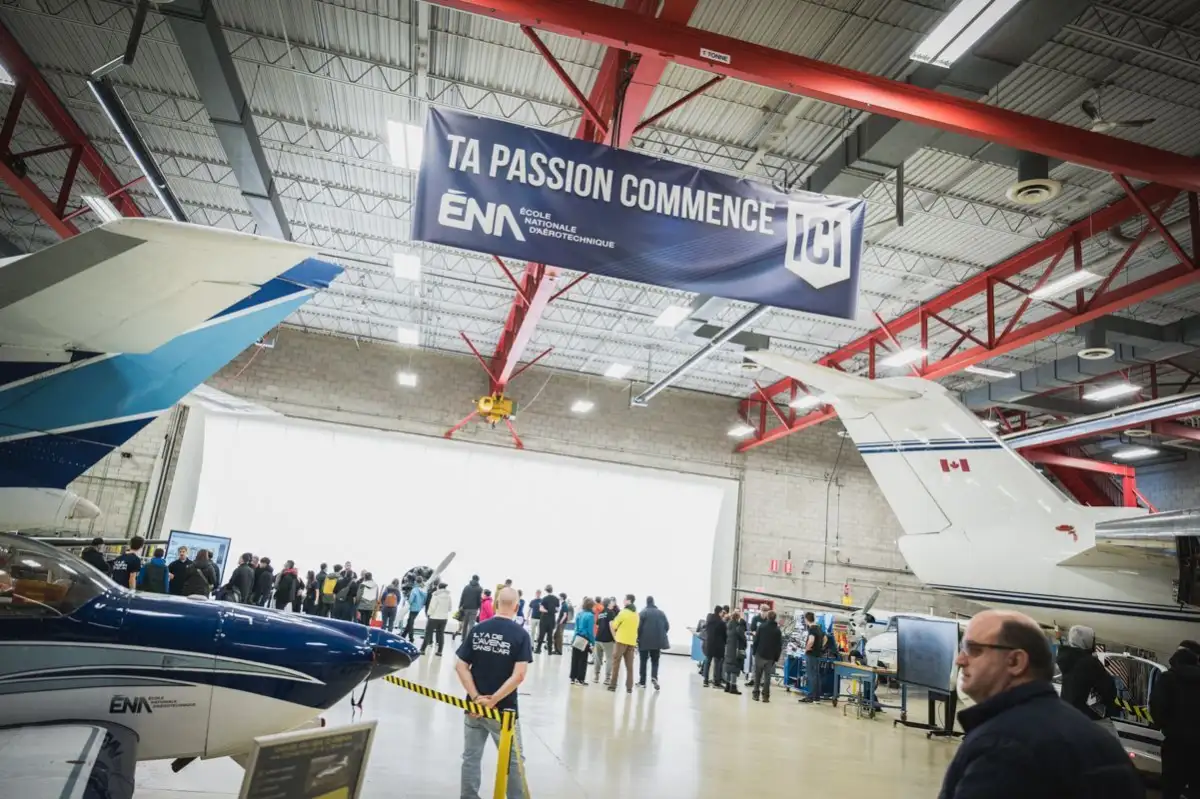 Personnes dans un hangar