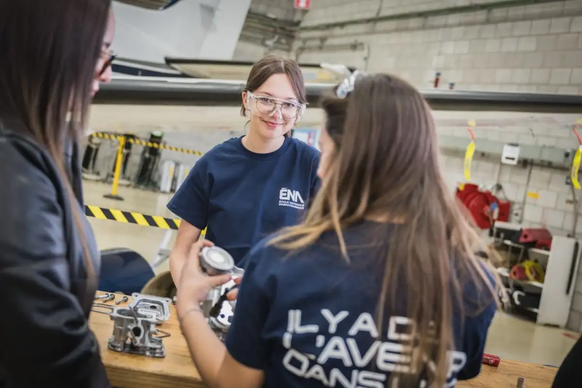 Etudiantes en conversation dans un hangar