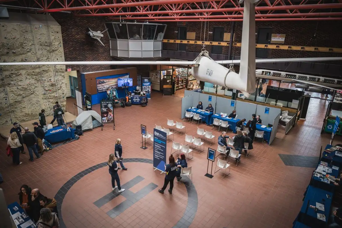 Vue en plongée de l'agora