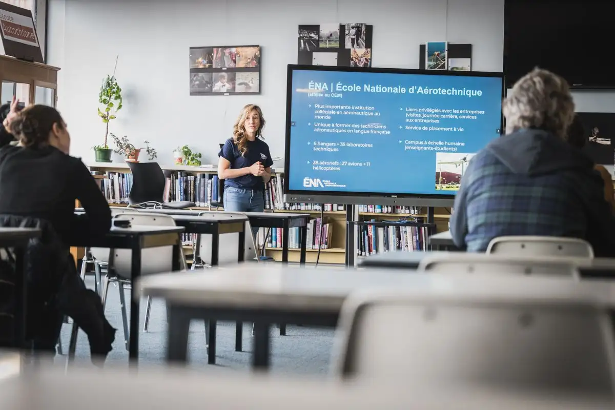 Conseillère pédagogique effectuant une présentation
