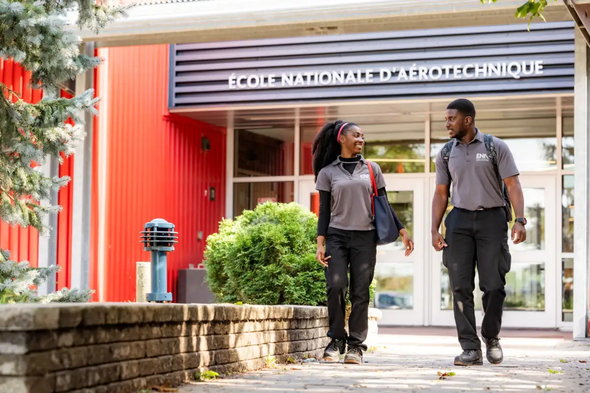 Étudiants devant l'entrée principale de l'ÉNA