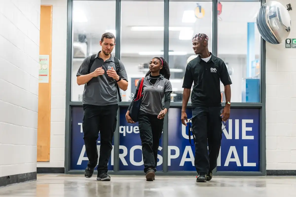 Étudiants dans le corridor
