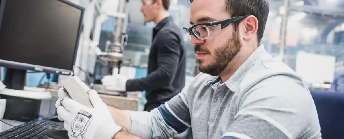 Un étudiant dans un laboratoire en train d'observer une pièce