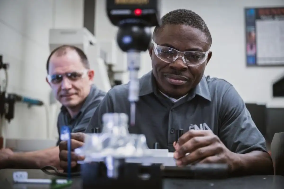 Étudiants qui inspectent une pièce aéronautique