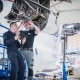 Étudiants qui inspectent un moteur d'avion