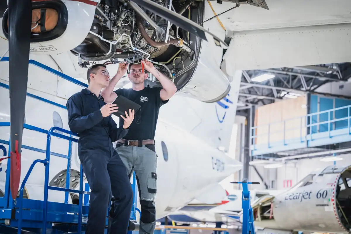Étudiants qui inspectent un moteur d'avion