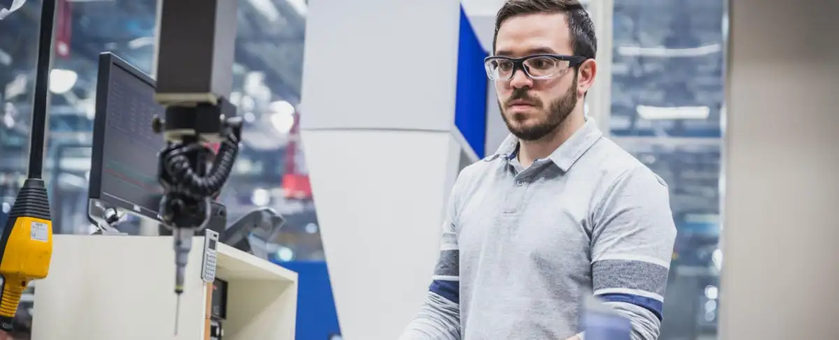 Un homme dans un laboratoire qui utilise une machine