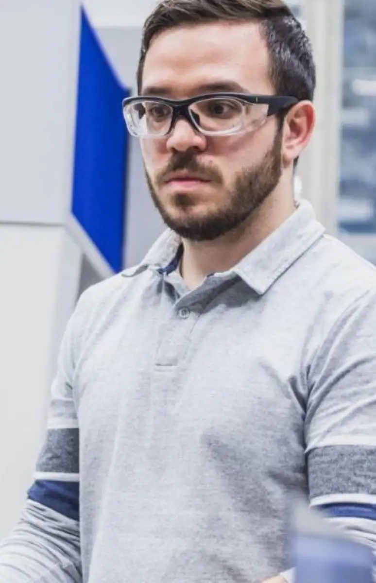 Un homme dans un laboratoire qui utilise une machine