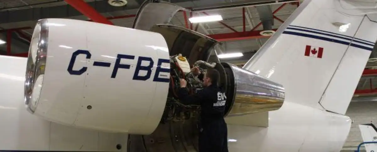 Un étudiant qui travaille dans un moteur d'avion