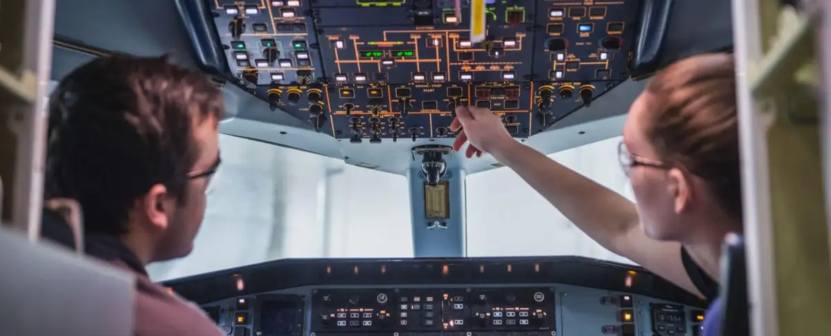 Un enseignant et une étudiante dans le cockpit d'un avion
