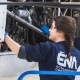 Personnes qui travaillent sur un moteur d'aéronef