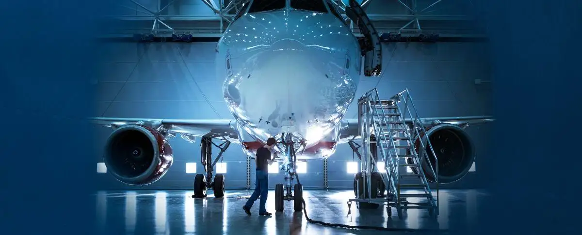 Grand plan sur un avion dans un hangars