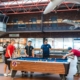 Etudiants jouant au billard dans l'agora