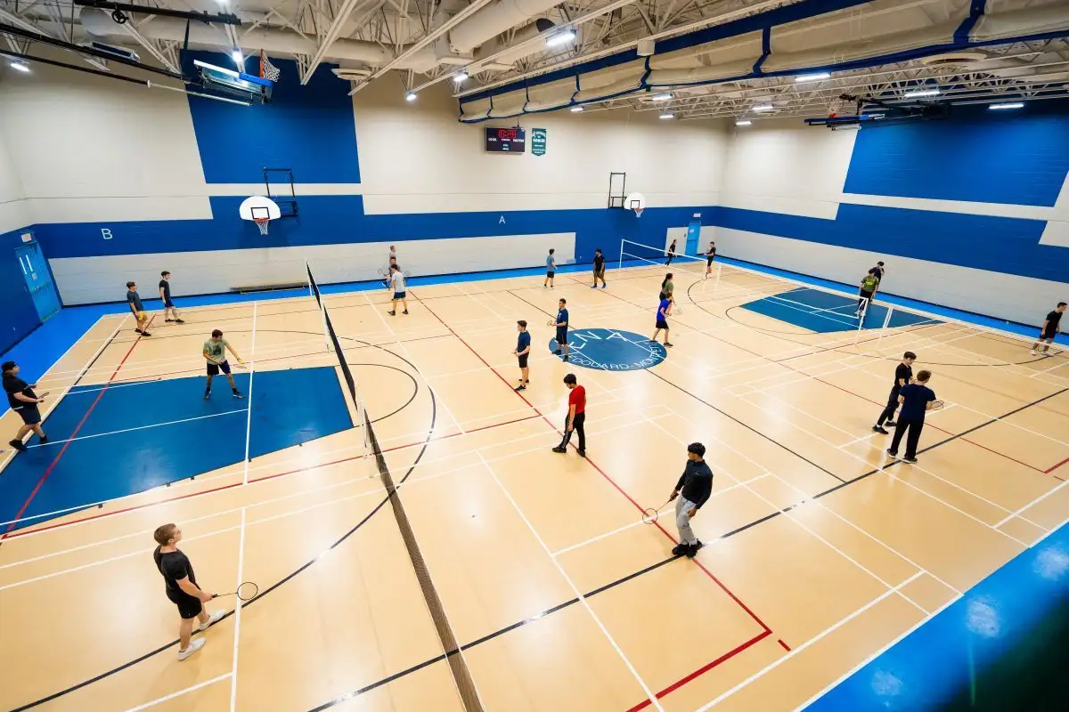 Personnes dans le gymnase de l'ÉNA