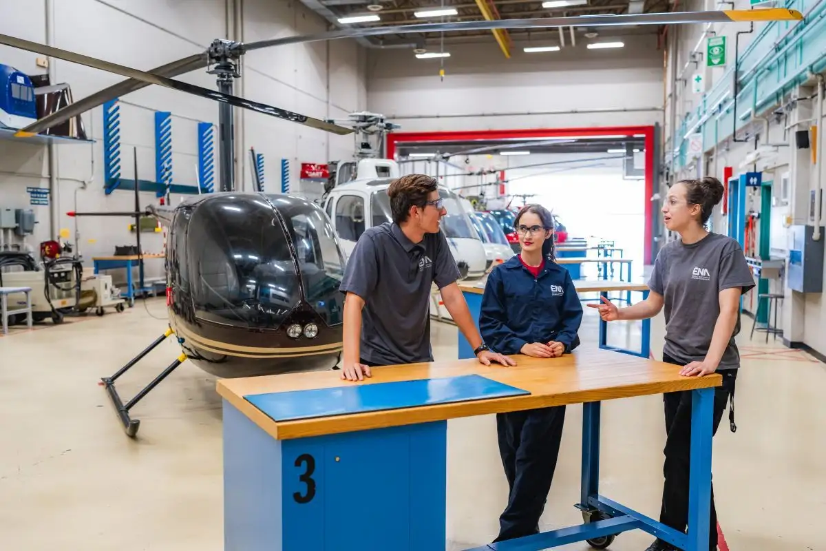 Groupe d'étudiant dans un hangar d'hélicoptères