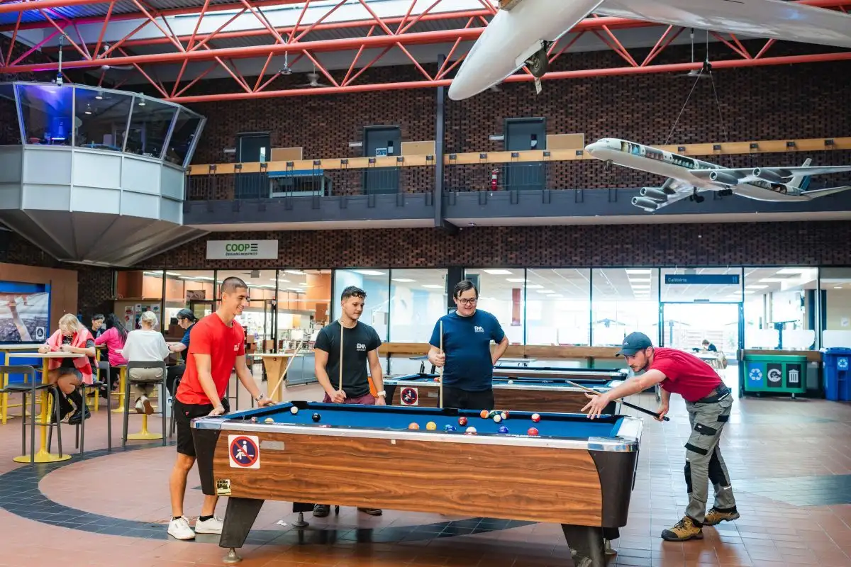 Etudiants jouant au billard dans l'agora