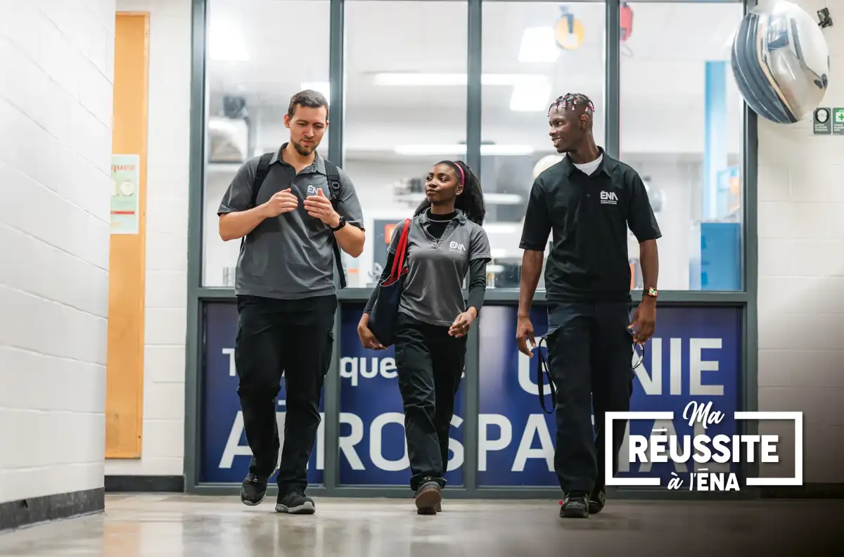 Personnes étudiantes de l'ÉNA, dans le corridor