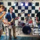 Personnes étudiantes dans une salle de musique qui forment un groupe