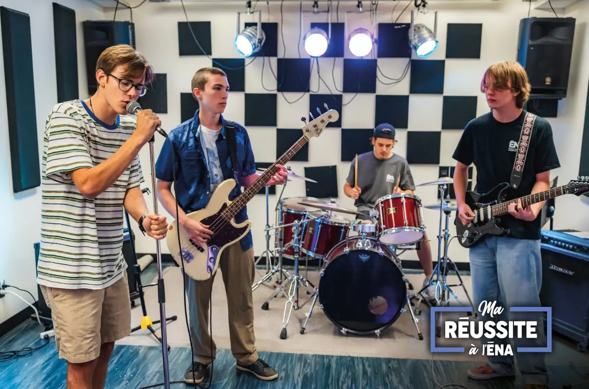 Personnes étudiantes dans une salle de musique qui forment un groupe
