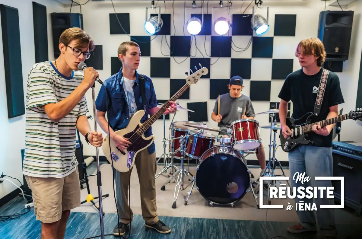 Personnes étudiantes dans une salle de musique qui forment un groupe