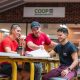 Personnes étudiantes à l'agora devant la Coop