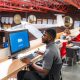 Personnes étudiantes sur la Mezzanine