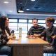 Personnes étudiantes qui discutent au café étudiant
