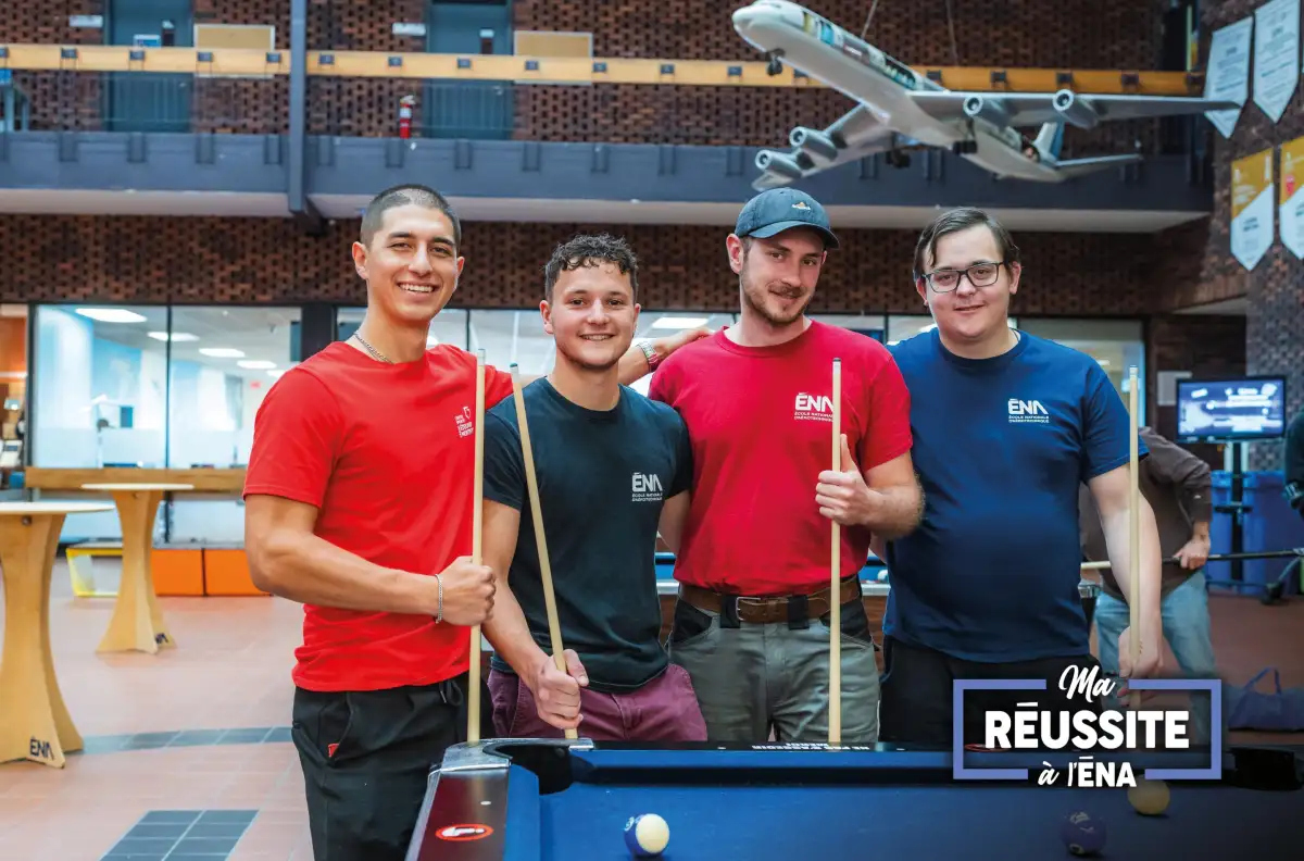 Personnes étudiantes devant la table de billard de l'agora