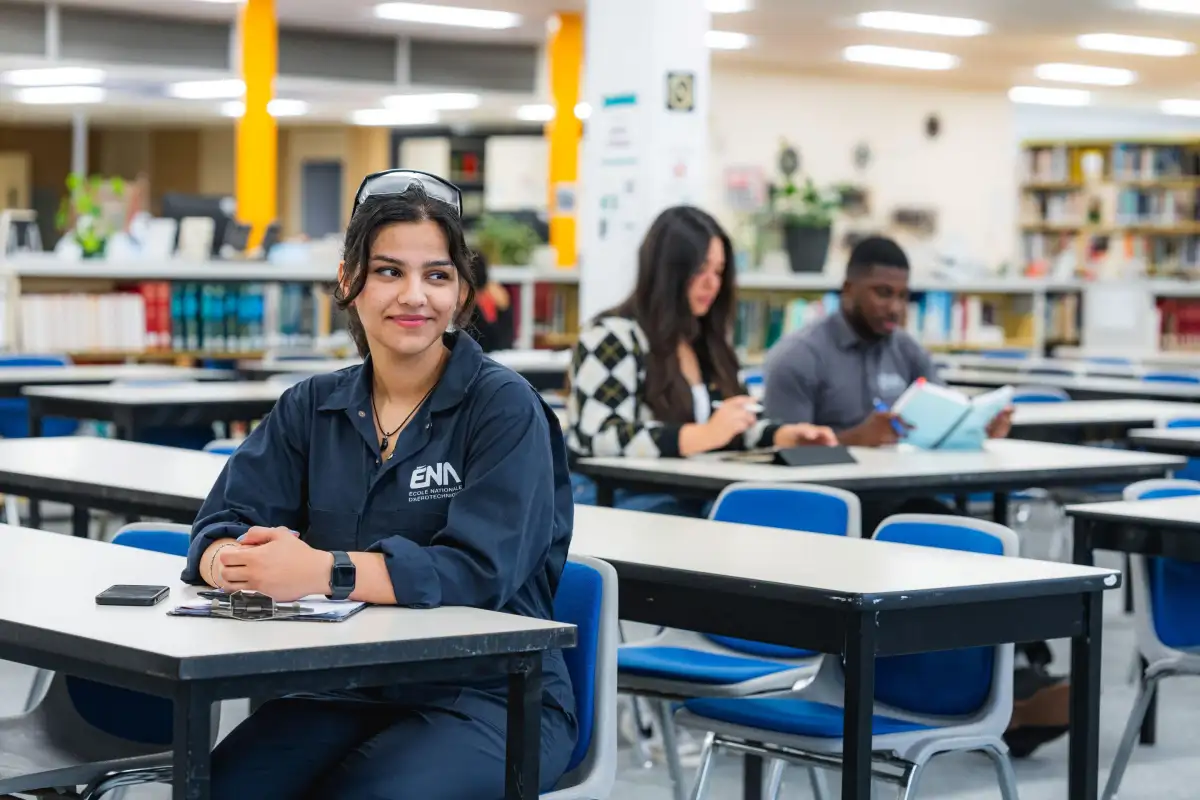 Personnes étudiantes à la bibliothèque