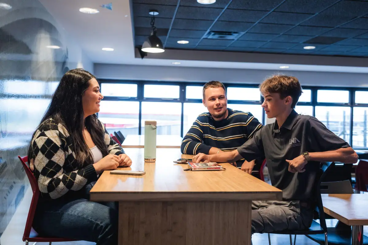Personnes étudiantes qui discutent au café étudiant