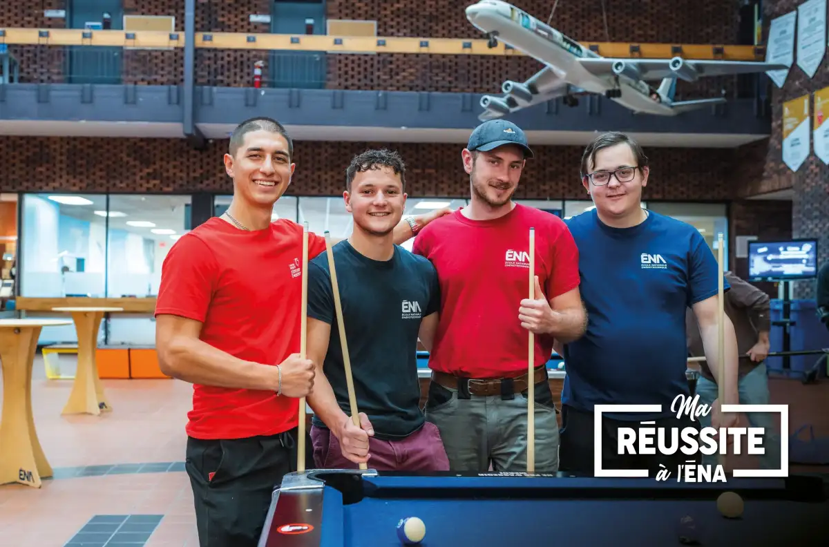 Personnes étudiantes devant la table de billard de l'agora