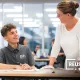 Étudiant de l'ÉNA avec une personne ressource de la bibliothèque