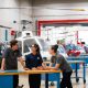 Personnes étudiantes dans un hangar