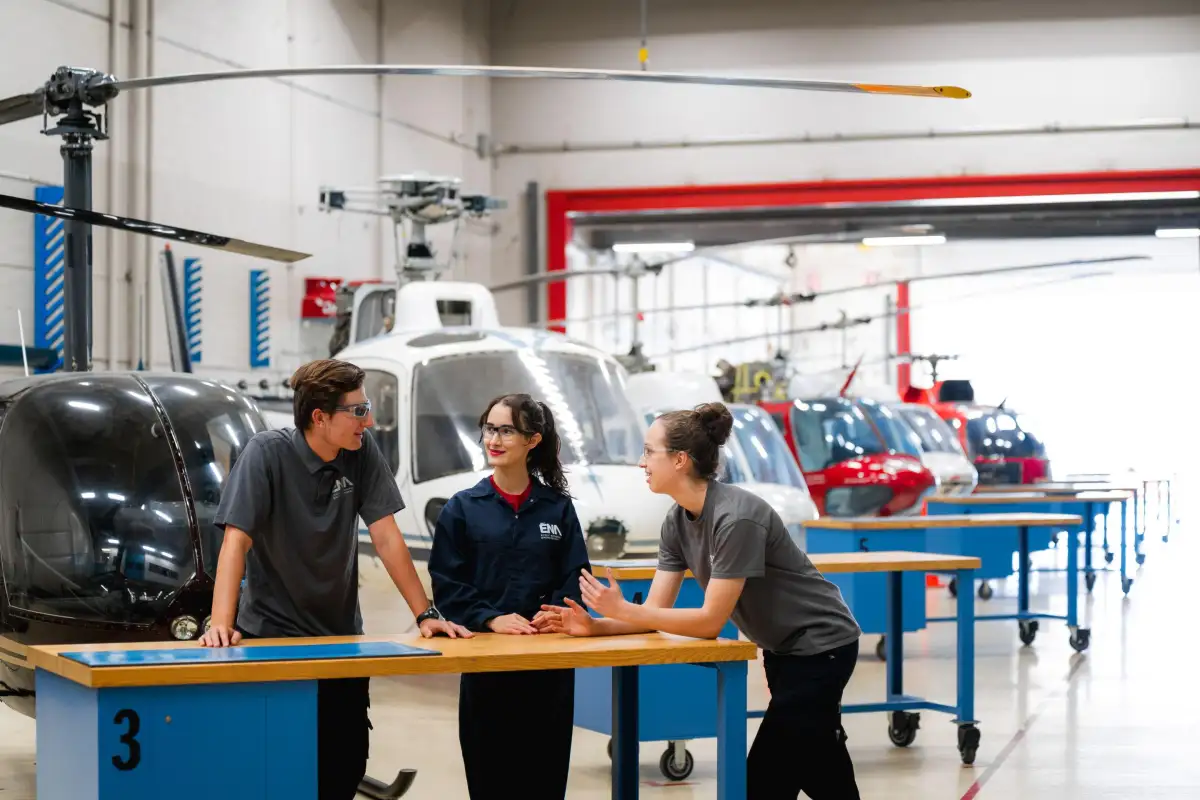 Personnes étudiantes dans un hangar