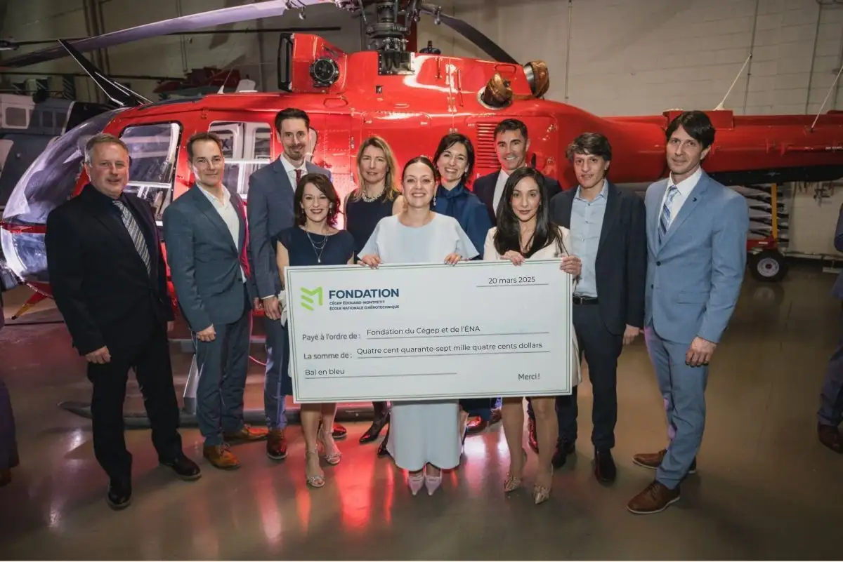 Directrice de la Fondation qui porte un chèque des fonds collectés lors du Bal en bleu et les personnes qui l'accompagnent