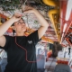 Etudiante inspectant un circuit électrique dans un avion