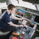 Étudiant dans un cockpit d'Airbus A220