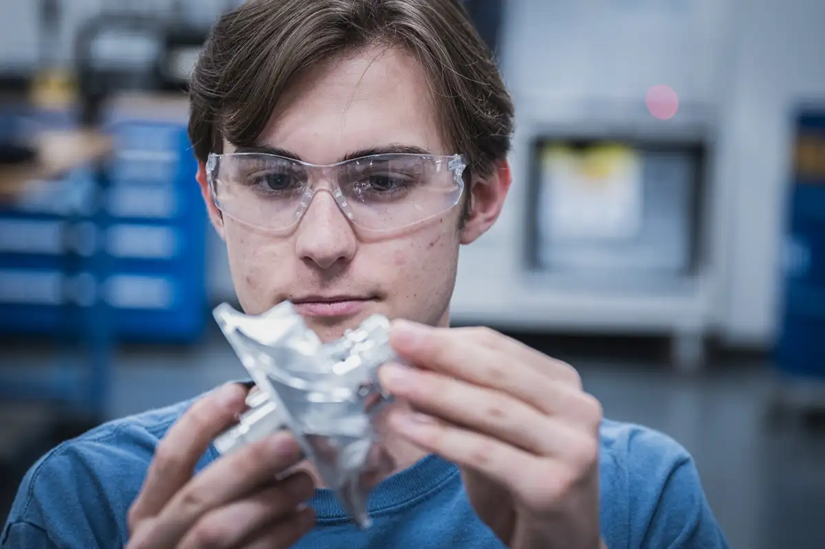 Etudiant inspectant une pièce