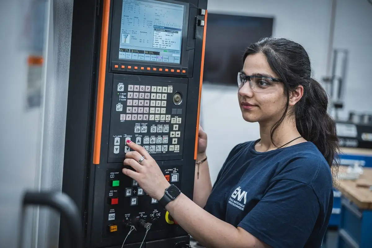 Etudiante opérant une machine à contrôle numérique